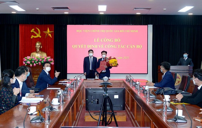 Phó Giáo sư, Tiến sĩ Nguyễn Duy Bắc trao quyết định và chúc mừng Tiến sĩ Hoàng Ngọc Hải.