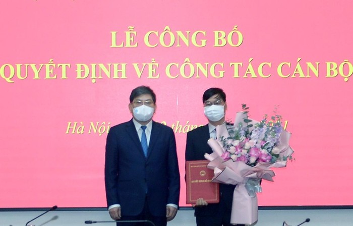 Phó Giáo sư, Tiến sĩ Nguyễn Duy Bắc trao quyết định và chúc mừng Tiến sĩ Lã Văn Bằng.