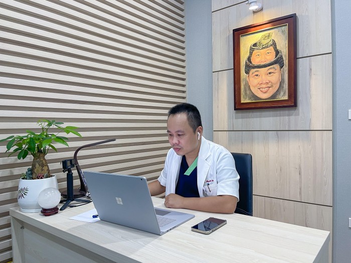 Các bác sĩ trong Mạng lưới thầy thuốc đồng hành tư vấn cho các F0 tại Hà Nội. Ảnh: H.M