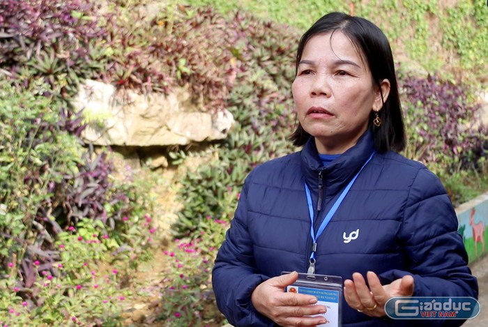 Cô giáo Đào Thị Chung chia sẻ về kỷ niệm những ngày đầu tiên lên vùng cao “gieo chữ”. (Ảnh: Ngân Chi).
