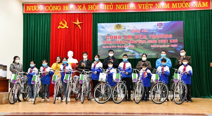 Đoàn công tác của Trường Đại học Giáo dục và Cụm thi đua số 03 – Công an tỉnh Cao Bằng đã có mặt tại 4 điểm trường tặng quà cho các em học sinh.