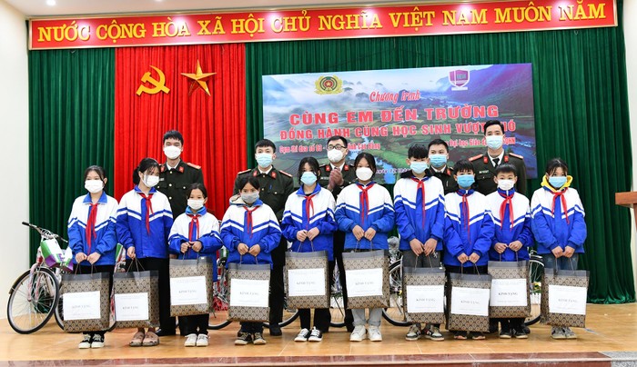 Các chiến sĩ công an thuộc Cụm thi đua số 3 Công an tỉnh Cao Bằng tặng quà cho các em học sinh.