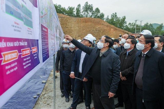 Thủ tướng theo dõi bản đồ thi công tuyến cao tốc Nghi Sơn - Diễn Châu - Ảnh VGP/Nhật Bắc