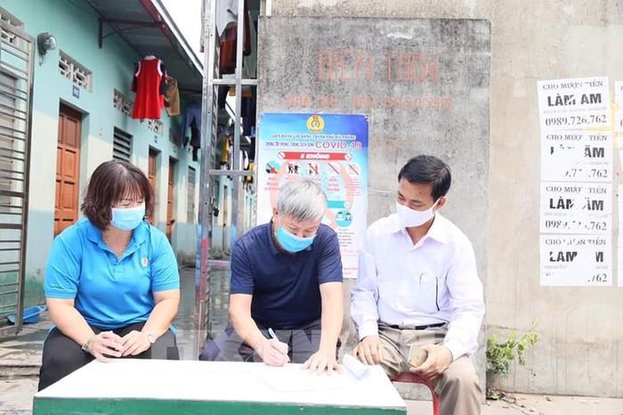Trong ảnh: Đại diện Công đoàn Khu Kinh tế Hải Phòng và chủ nhà trọ trên địa bàn xã Tân Tiến, huyện An Dương ký cam kết giảm giá phòng cho người lao động. Ảnh: TTXVN