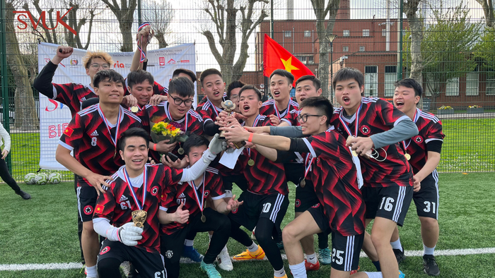 Đội bóng vô địch SVUK Cup 2022 ăn mừng chiến thắng.