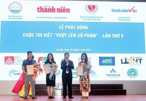 Nhà báo Nguyễn Toàn Thắng, Tổng biên tập Tạp chí Thanh niên, Trưởng ban tổ chức tặng hoa, giấy chứng nhận các đơn vị đồng hành.