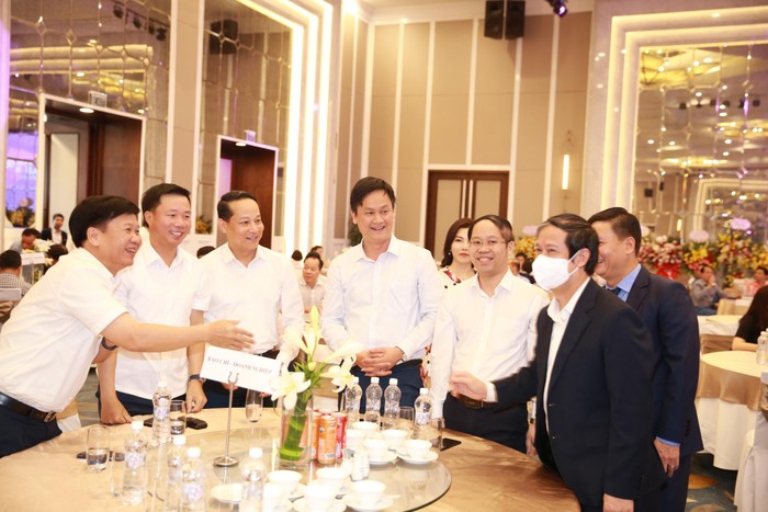 Bộ trưởng Bộ Giáo dục và Đào tạo Nguyễn Kim Sơn trò chuyện cùng với các đại biểu tham dự buổi lễ.