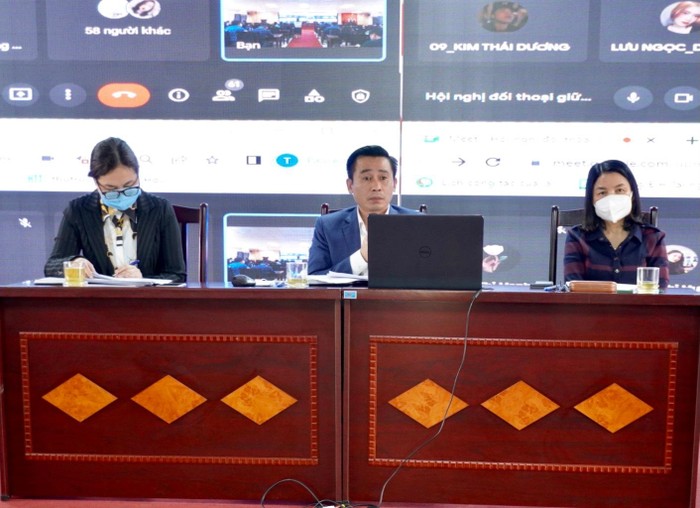 PGS.TS Vũ Danh Tuyên đại diện lãnh đạo nhà trường trả lời đối thoại tại hội nghị.