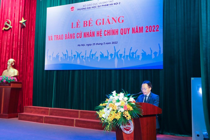 TS. Trịnh Đình Vinh - Phó Hiệu trưởng Trường Đại học Sư phạm Hà Nội 2 trình bày diễn văn bế giảng.