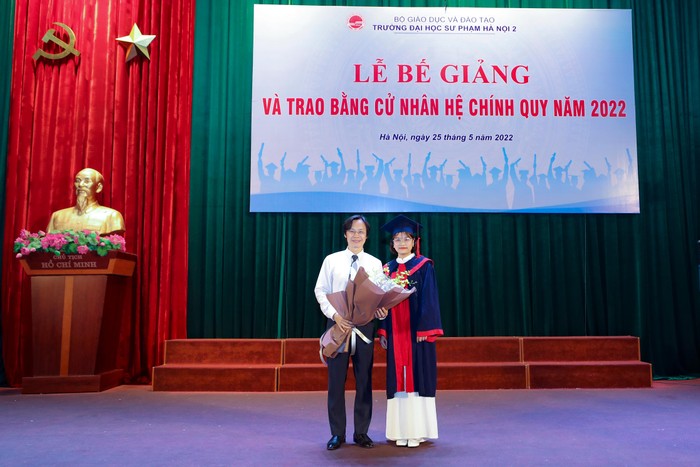 PGS,TS Phùng Gia Thế - Phó Bí thư Đảng uỷ, Chủ tịch Hội đồng trường Trường Đại học Sư phạm Hà Nội 2 nhận hoa tri ân của đại diện tân cử nhân.
