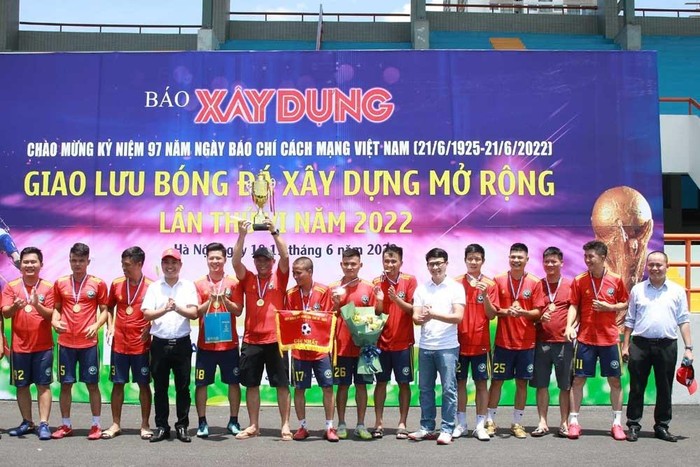Đội bóng Ủy ban Nhân dân huyện Thanh Trì giành ngôi vô địch giải Giao lưu bóng đá Xây dựng mở rộng lần thứ VI.