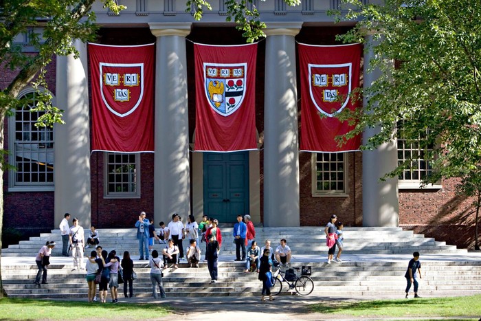 Lawrence Summers giữ chức hiệu trưởng đại học Harvard từ năm 2001 đến 2006, đứng thứ 2 trong top các trường đại học quốc gia Mỹ (ảnh: Harvard Magazine)
