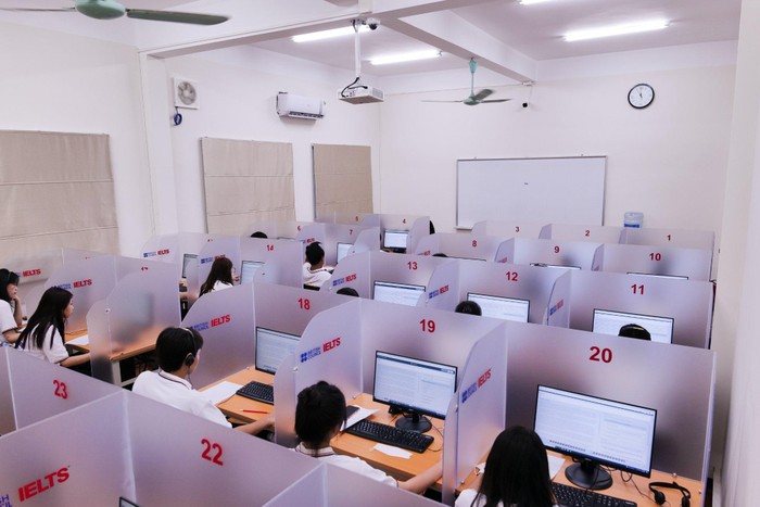 Thí sinh tham gia thi thử IELTS trên máy tính của Hội đồng Anh tại Trường Đại học Bách Khoa Hà Nội