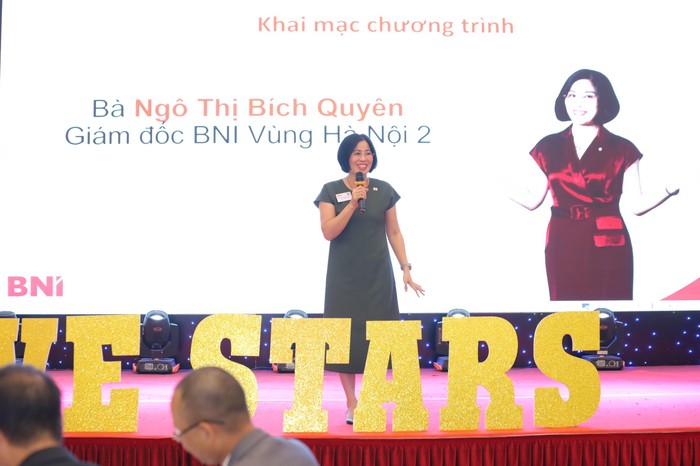 Chị Ngô Thị Bích Quyên, Giám đốc Vùng BNI Hà Nội 2 phát biểu khai mạc.