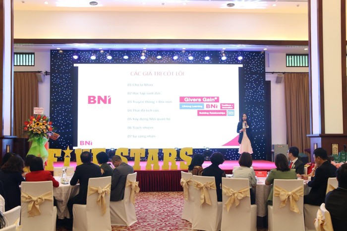 Chị Khanh Trần, Giám đốc BNI Khu vực Ba Đình chia về 7 giá trị cốt lõi của BNI.