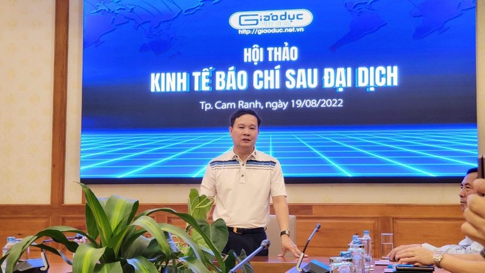 Nhà báo Nguyễn Tiến Bình – Phó Chủ tịch Hiệp hội Các trường đại học, cao đẳng Việt Nam, Tổng Biên tập Tạp chí điện tử Giáo dục Việt Nam phát biểu tại hội thảo.