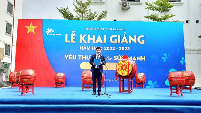 Thầy Nguyễn Khánh Chung, Hiệu trưởng Trường Trung học cơ sở – Trung học phổ thông Ban Mai phát biểu tại buổi lễ khai giảng.