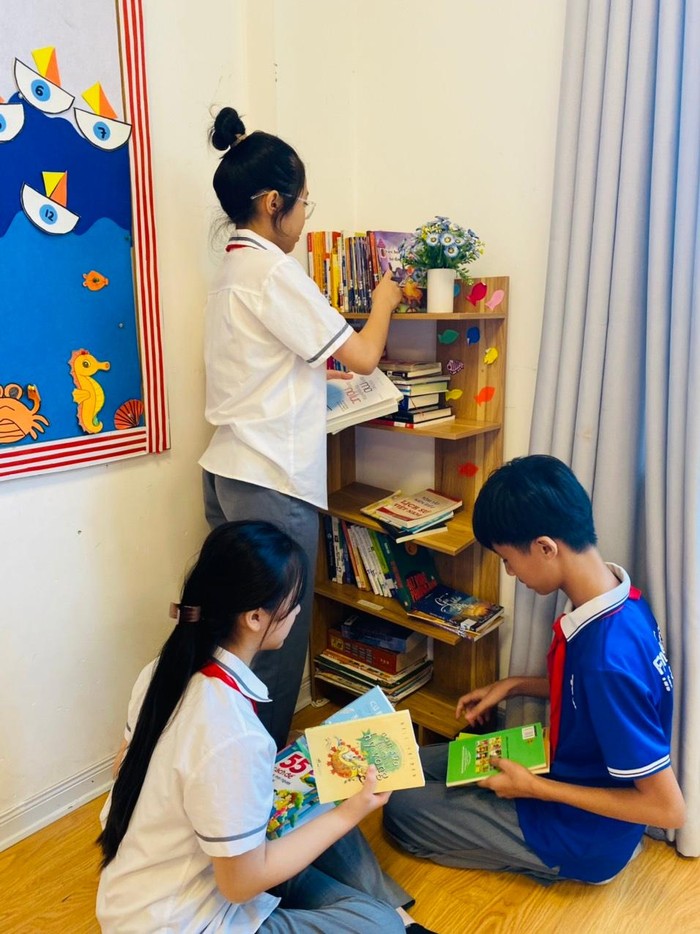 Thầy cô và học sinh cùng nhau mang cuốn sách hay, thú vị tới trường để góp chung vào tủ sách của lớp.