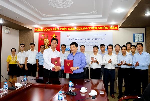 PGS.TS Đặng Hoài Bắc, Giám đốc PTIT và ông Tô Mạnh Cường, Tổng Giám đốc VNPT Technology trao biên bản kết thỏa thuận hợp tác.
