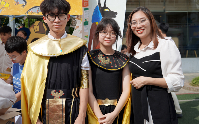 Cô giáo Hà Thị Minh Trang cùng nhóm học sinh trải nghiệm văn hóa Ai Cập.