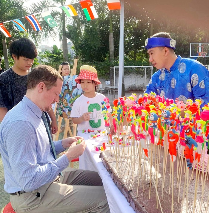 Giáo viên nước ngoài thích thú nặn tò he truyền thống của Việt Nam.