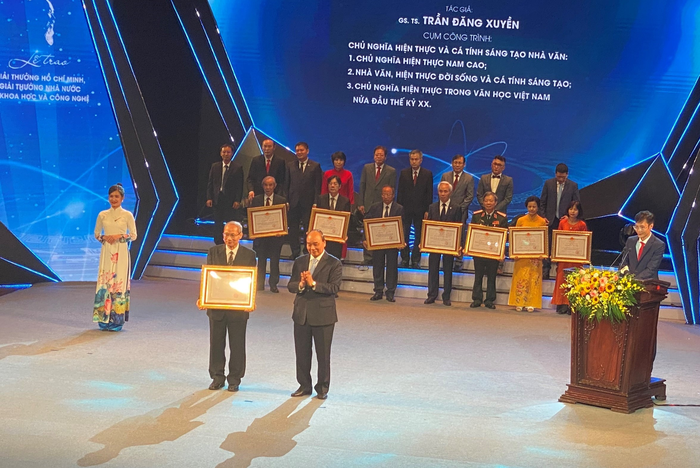 Chủ tịch nước Nguyễn Xuân Phúc trao Giải thưởng Nhà nước cho GS.TS Trần Đăng Xuyền.