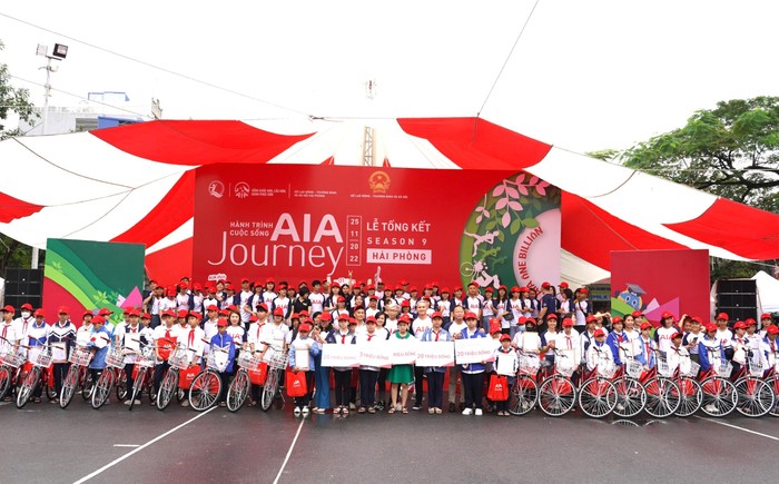 Chương trình “Hành trình Cuộc sống” và trao tặng xe đạp, hợp đồng bảo hiểm miễn phí và quà cho trẻ em có hoàn cảnh khó khăn của thành phố.