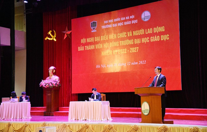 PGS.TS. Phạm Văn Thuần - Phó Hiệu trưởng đã trình bày báo cáo Đề án thành lập Hội đồng Trường Đại học Giáo dục nhiệm kỳ 2022-2027.