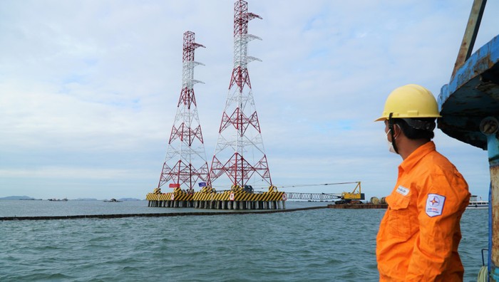 Đường dây 220 kV vượt biển Kiên Bình – Phú Quốc dài nhất Đông Nam Á đưa điện 220 kV từ đất liền ra huyện đảo Phú Quốc.