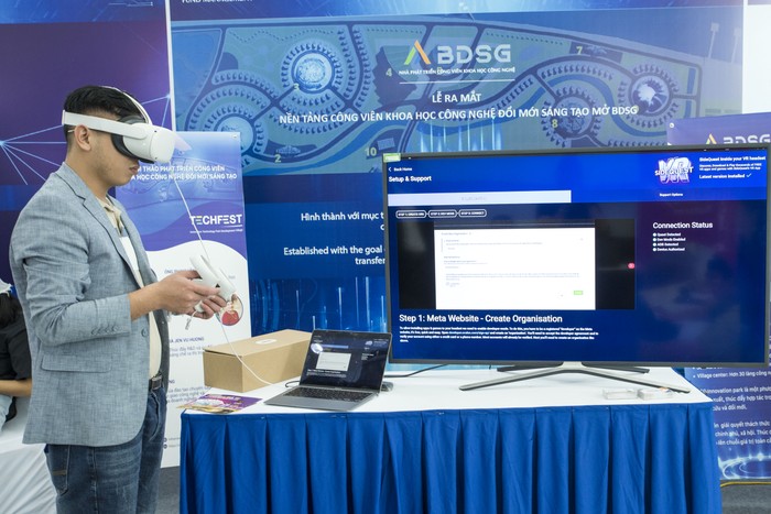 Người tham dự trải nghiệm kính Thực tế ảo tại Hội thảo. Nguồn ảnh: TECHFEST VIETNAM 2022