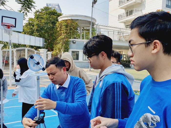 Thầy giáo Nguyễn Đức Thắng hướng dẫn học sinh sử dụng dụng cụ đo đạc.