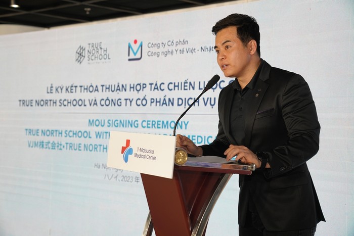 CEO True North School, thầy Danny Hwang phát biểu tại lễ ký kết.