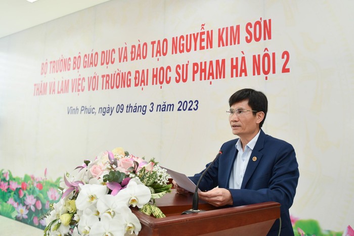 PGS, TS Nguyễn Quang Huy - Hiệu trưởng Nhà trường báo cáo tại buổi làm việc. Ảnh: NTCC