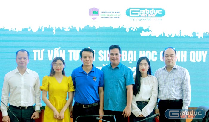 Các chuyên gia của Trường Đại học Giáo dục và phóng viên Tạp chí điện tử Giáo dục Việt Nam tại buổi tư vấn. Ảnh: Mạnh Đoàn