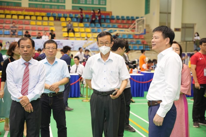 GS.TS Nguyễn Văn Minh (giữa ảnh)- Hiệu trưởng Trường Đại học Sư phạm Hà Nội tới dự phiên khai mạc cuộc thi.