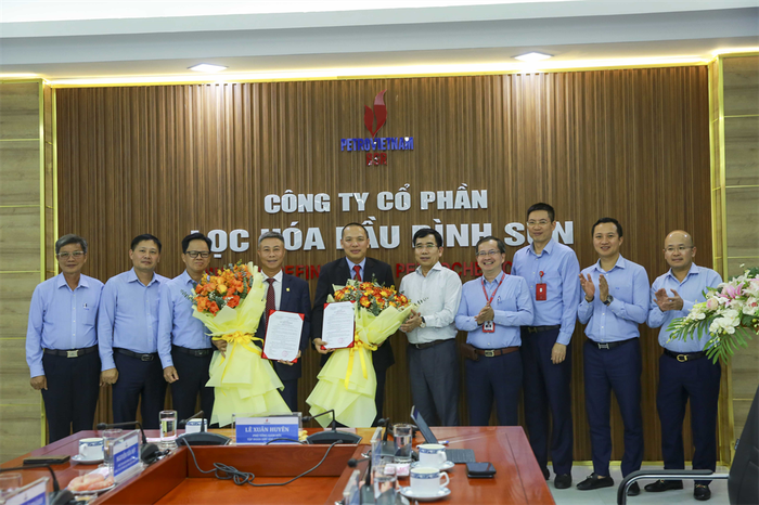 Ông Lê Xuân Huyên - Phó Tổng Giám đốc Petrovietnam cùng Ban lãnh đạo BSR trao các quyết định bổ nhiệm, tặng hoa chúc mừng cho 2 Phó Tổng Giám đốc BSR.