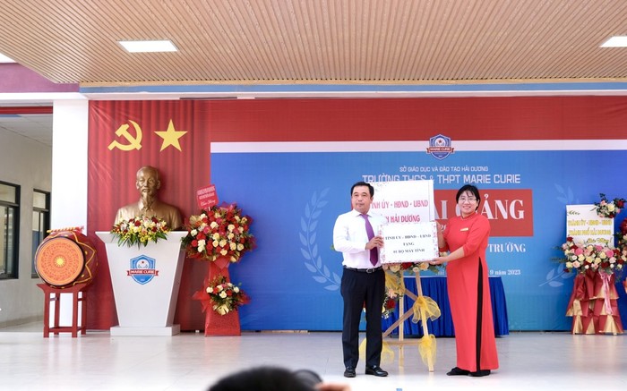 Bí thư tỉnh ủy Hải Dương tặng quà lưu niệm cho nhà trường.