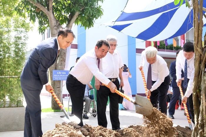 Bí thư tỉnh ủy Hải Dương và các khách mời trồng cây lưu niệm tại nhà trường.