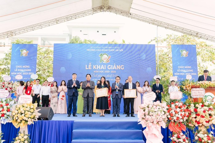 Trường Cao đẳng Dược Hà Nội trao bằng khen cho các cán bộ, giảng viên đạt thành tích cao.