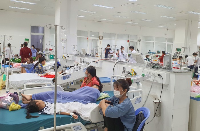 Các học sinh cấp cứu tại bệnh viện Sản - Nhi tỉnh Kiên Giang. Ảnh: Trang Thông tin điện tử Công an tỉnh Kiên Giang