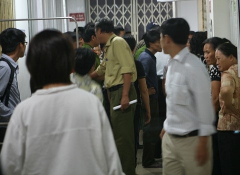 Rất đông người nhà của chị Thơm đã đến đề nghị lãnh đạo bệnh viện giải quyết sự việc