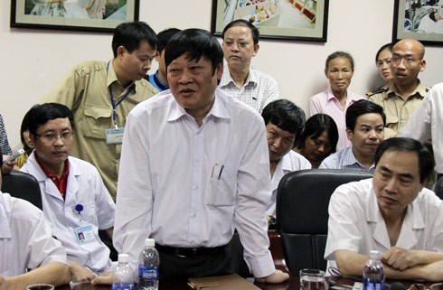 Giám đốc bệnh viện C tại buổi gặp gia đình nạn nhân chiều 7/11. Ảnh: Thái Thịnh.