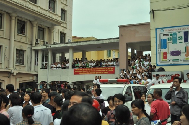 Rất đông người nhà của chị Thơm và các y, bác sỹ đã đứng ngoài sân bệnh viện để đón cháu Trường. (ảnh: Tuấn Nam)