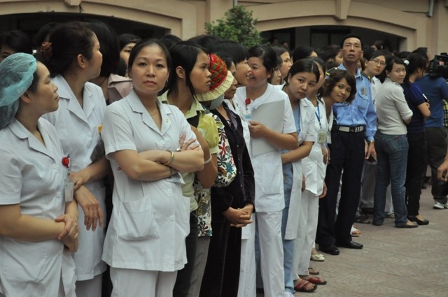 Rất đông người là thân nhân của chị Thơm, y, bác sỹ đang chờ đón giây phút thấy cháu bé. (ảnh : Tuấn Nam)