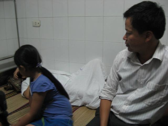 Anh Phạm Xuân Chiều (chồng chị Thơm) và đứa con gái lớn luôn ở bên cạnh để chăm sóc cho chị Thơm