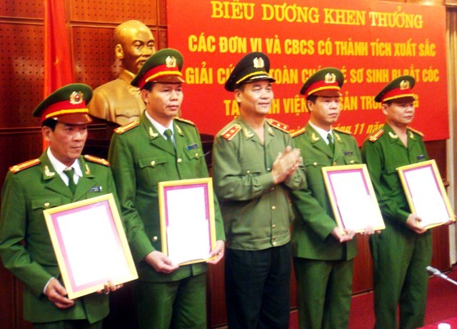 Trung tướng Nguyễn Đức Nhanh, GĐ Công an TP Hà Nội trao thưởng cho các đơn vị, cá nhân đã có thành tích giải cứu cháu bé bị bắt cóc về với gia đình an toàn.