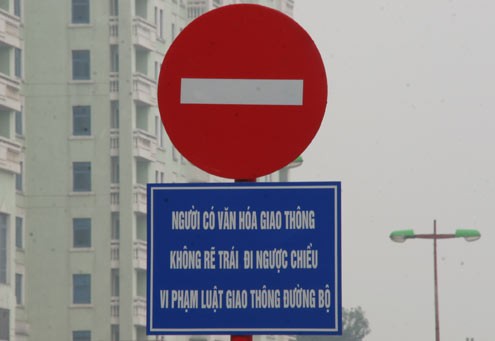Trước tình trạng người dân phớt lờ biển cấm, cơ quan quản lý đã phải bổ sung thêm tấm biển: "Người có văn hóa không rẽ trái đi ngược chiều vi phạm luật giao thông".