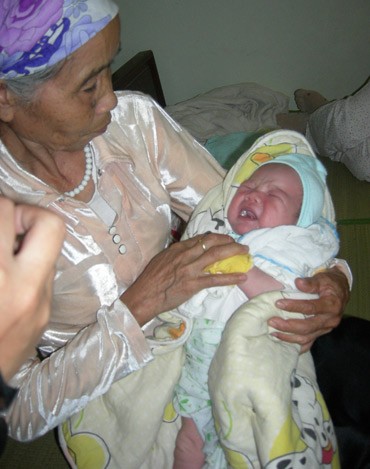Cậu bé ngủ suốt trên quãng đường gần 30 km từ bệnh viện về Đồng Than, vừa đến nhà một lúc là khóc ê a. "Bé sinh được 3,4 kg, hôm được tìm thấy đưa về với mẹ, bé lên được 4 lạng nhưng sau 2 hôm sốt lại bị sụt mất 2 lạng", mẹ bé vui vẻ chia sẻ.