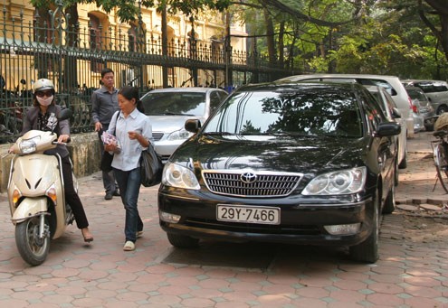 Vỉa hè trước cửa Ủy ban An toàn Giao thông Quốc gia (nằm sát cổng trụ sở Bộ Giao thông), ôtô cũng đỗ tràn lan.