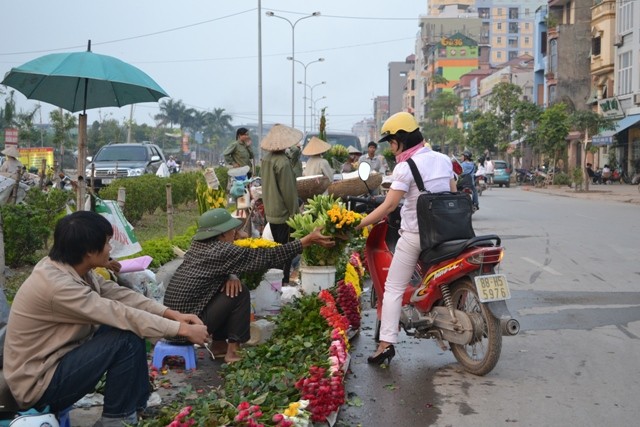 Cả những người bán hoa cũng ngồi giữa đường